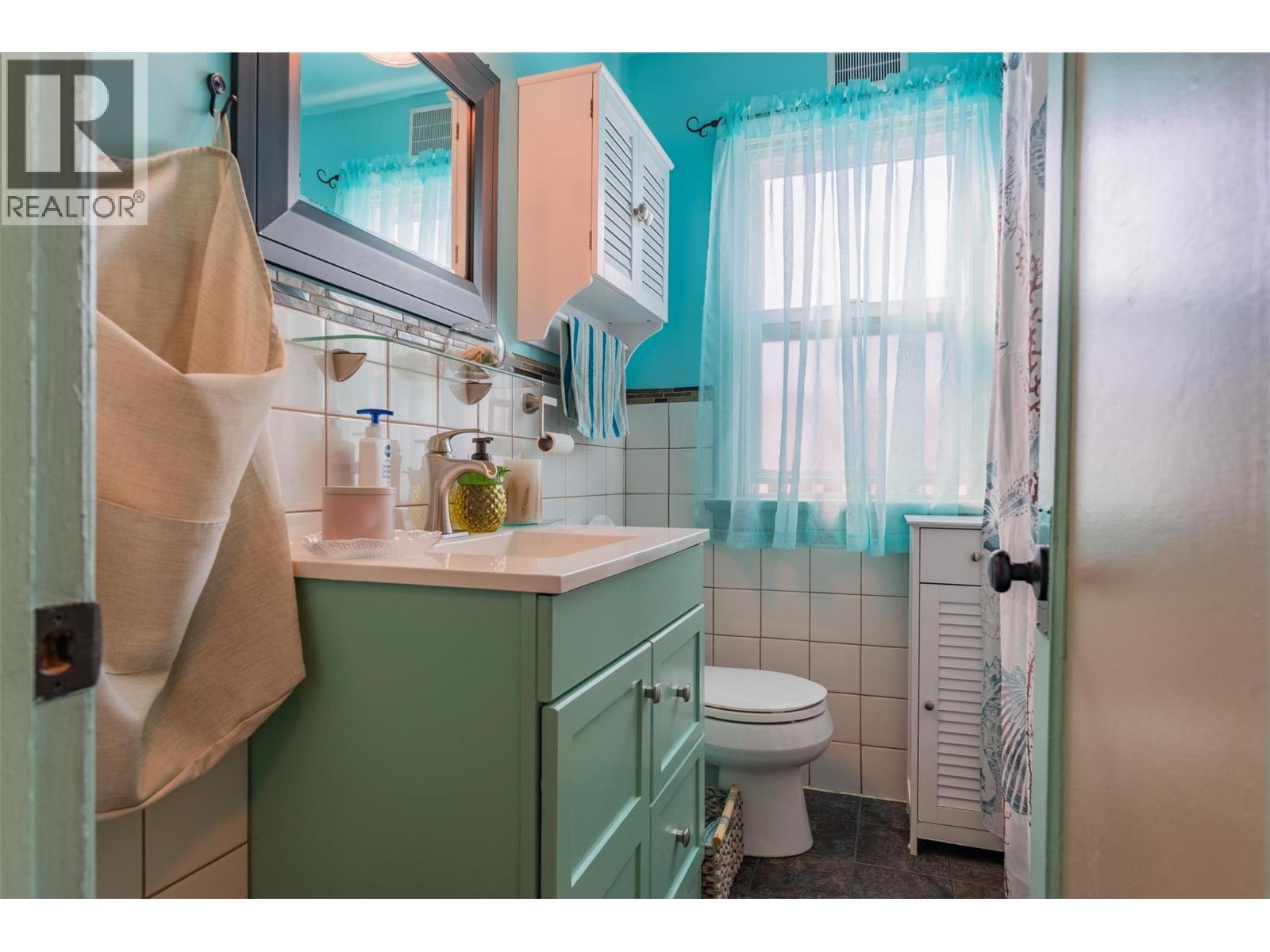 936 Thackeray Street, Warfield, BC - Indoor Photo Showing Bathroom