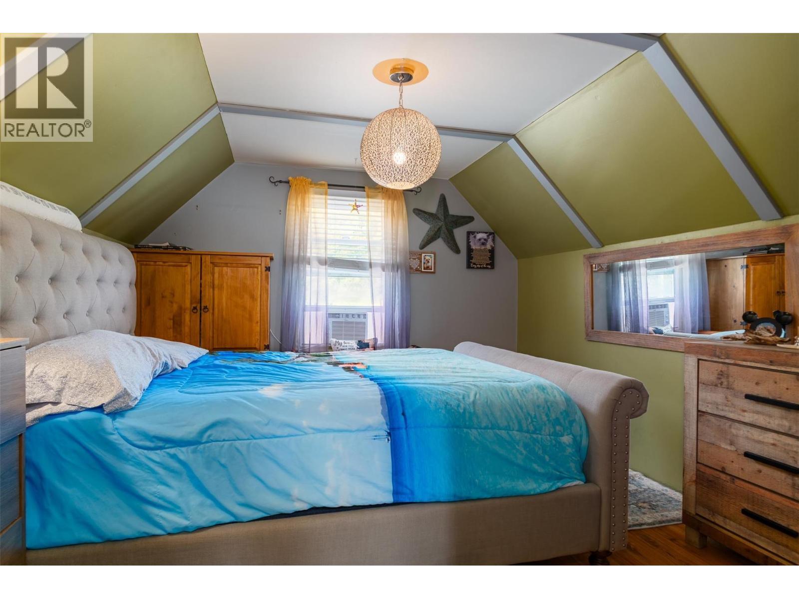 936 Thackeray Street, Warfield, BC - Indoor Photo Showing Bedroom