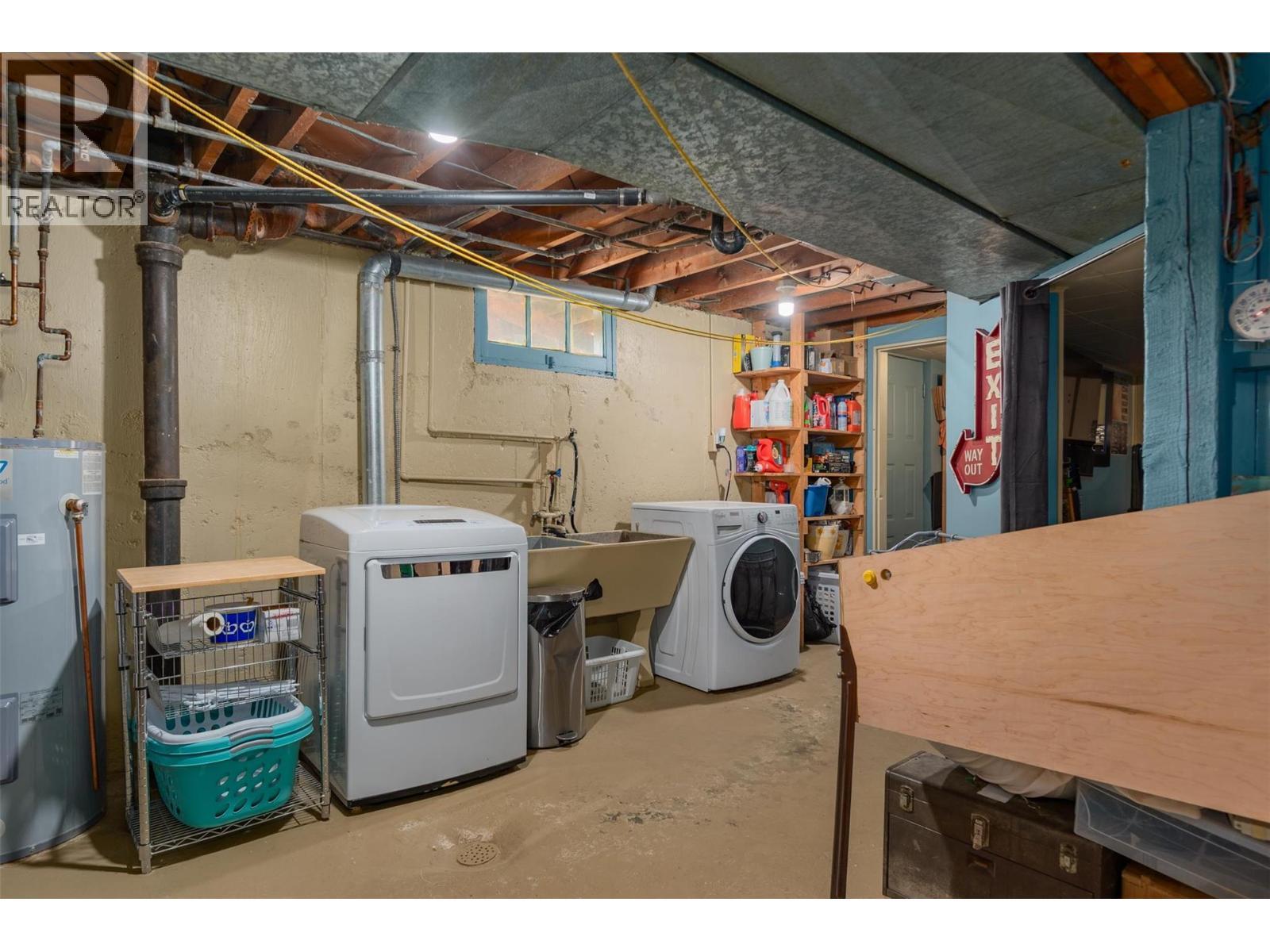 936 Thackeray Street, Warfield, BC - Indoor Photo Showing Laundry Room