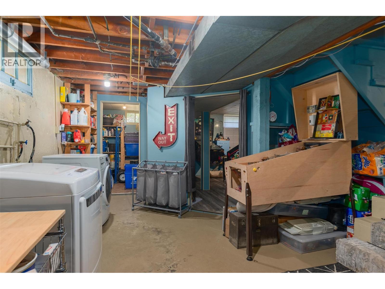 936 Thackeray Street, Warfield, BC - Indoor Photo Showing Laundry Room