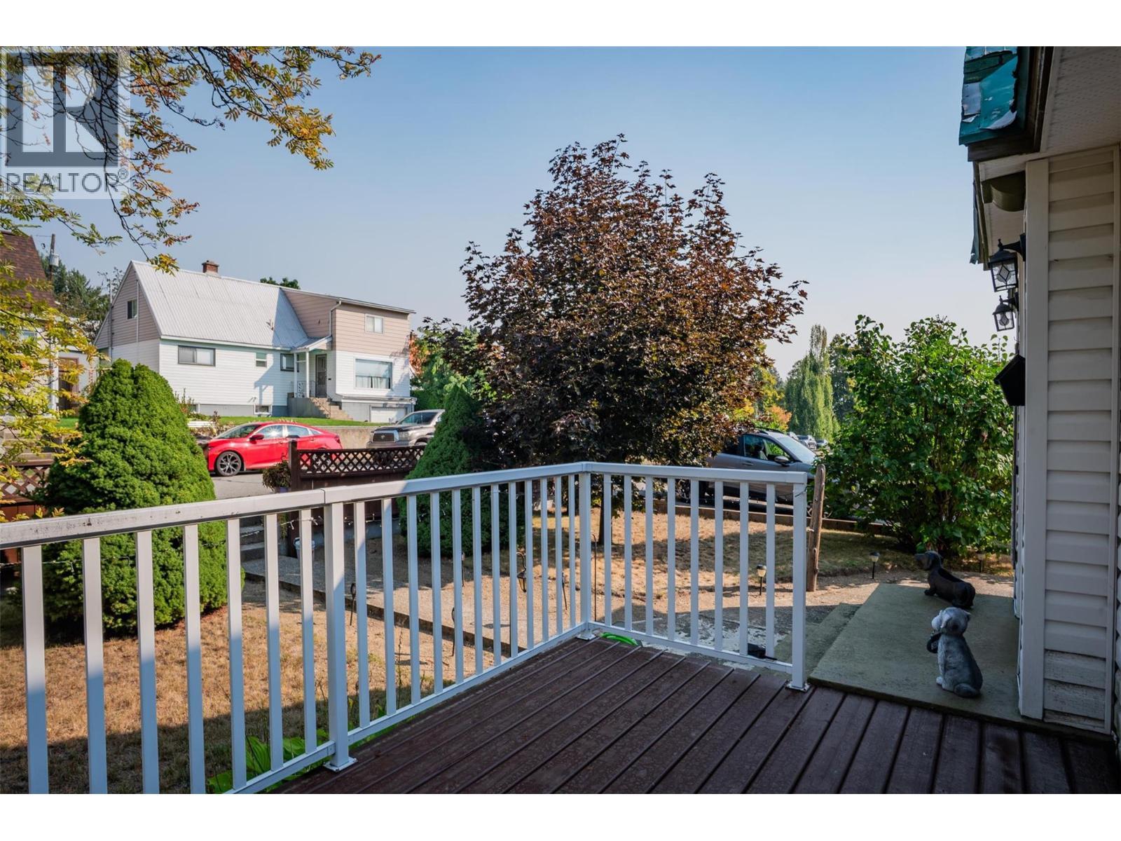 936 Thackeray Street, Warfield, BC - Outdoor