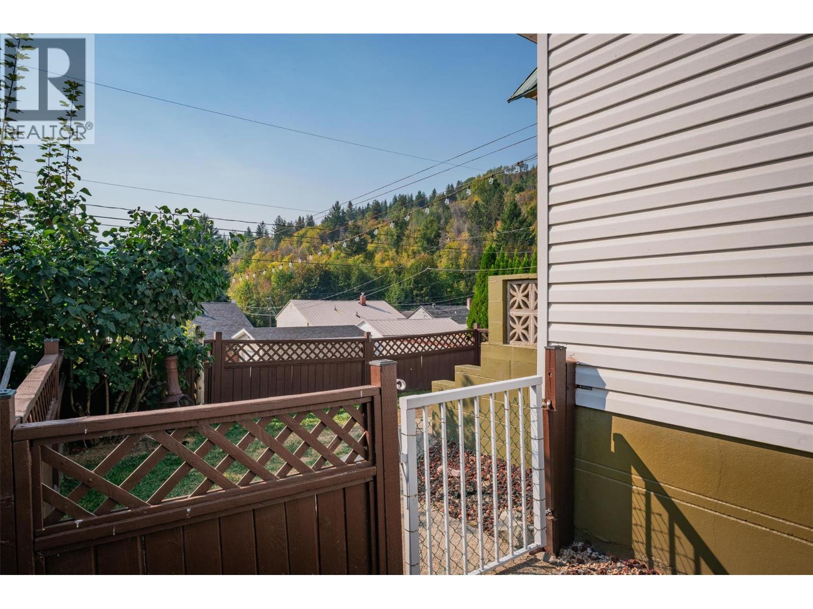 936 Thackeray Street, Warfield, BC - Outdoor With Exterior