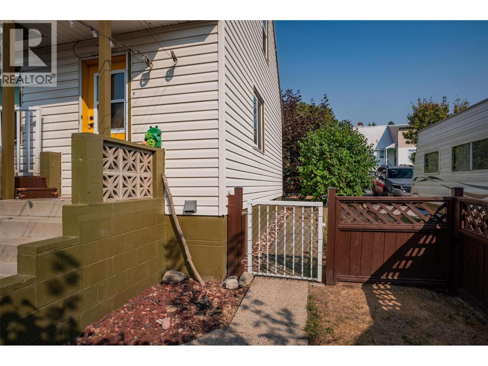 936 Thackeray Street, Warfield, BC - Outdoor