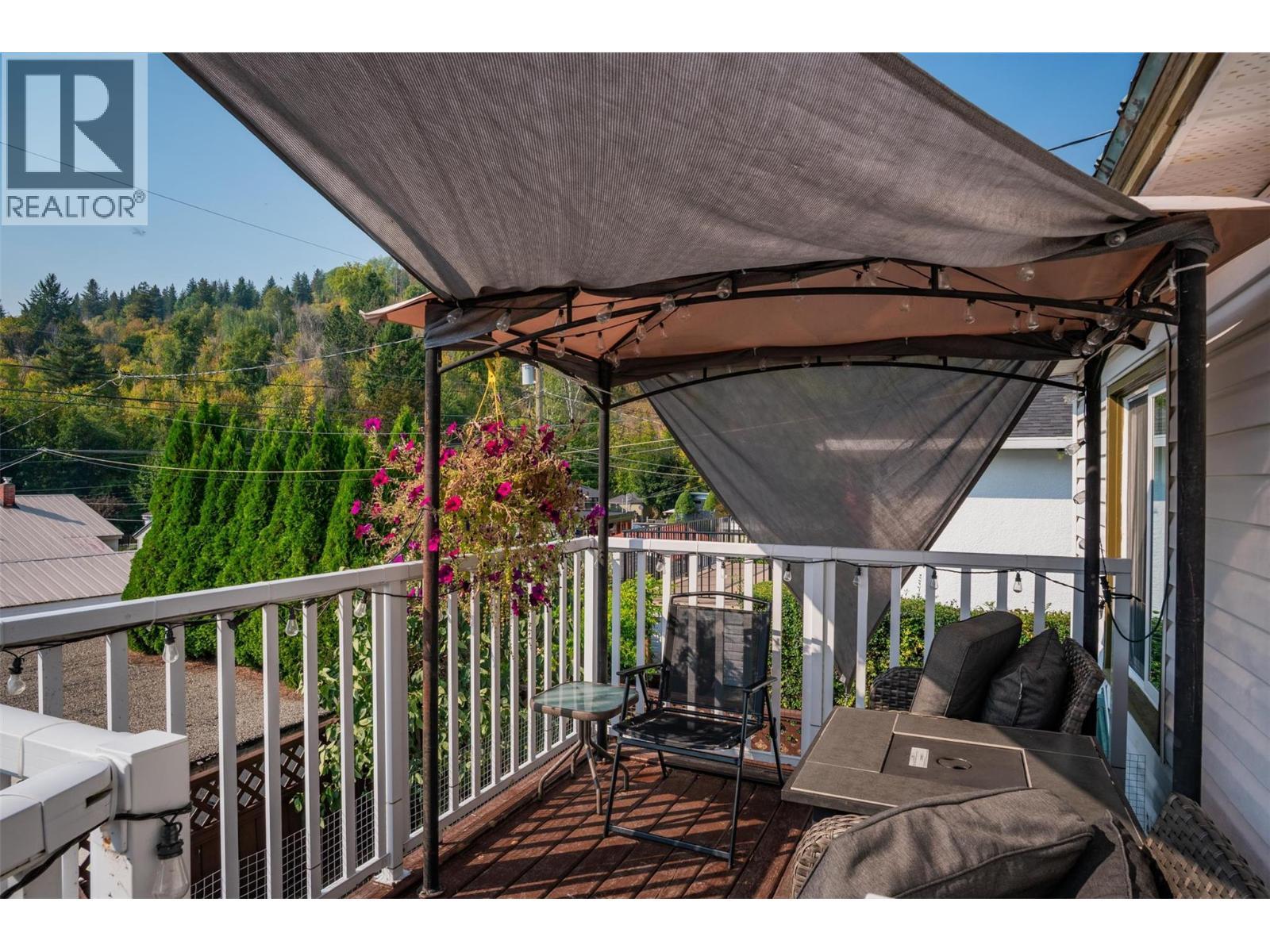 936 Thackeray Street, Warfield, BC - Outdoor With Deck Patio Veranda With Exterior