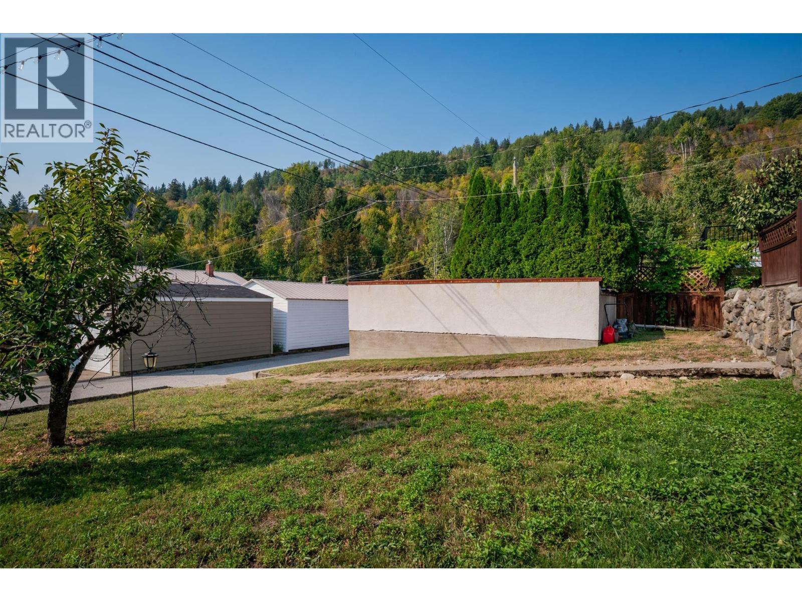 936 Thackeray Street, Warfield, BC - Outdoor