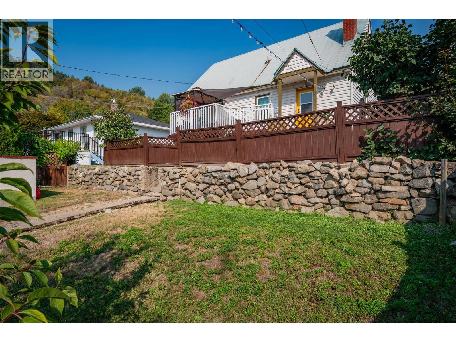 936 Thackeray Street, Warfield, BC - Outdoor