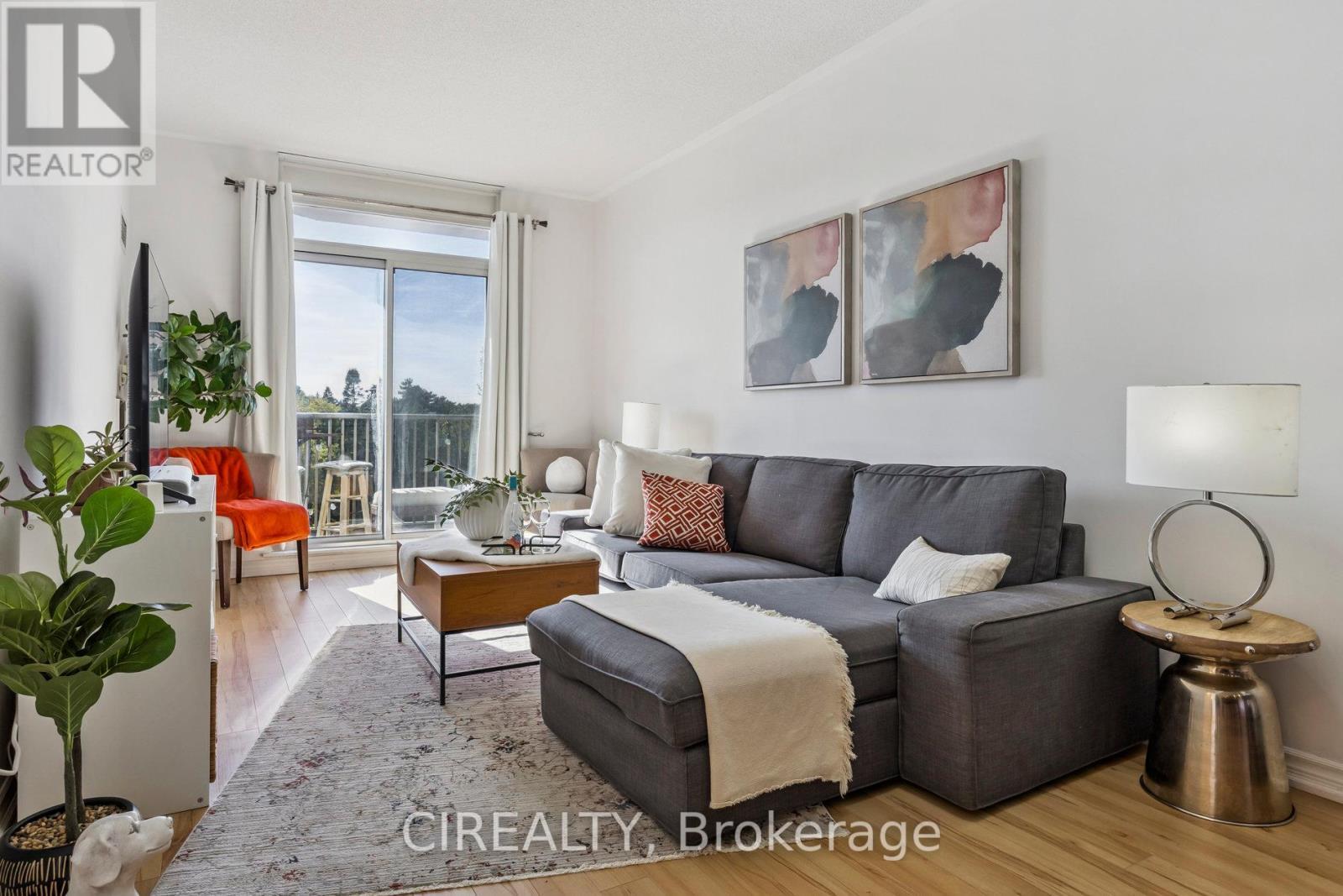 413 - 4200 Bathurst Street, Toronto, ON - Indoor Photo Showing Living Room