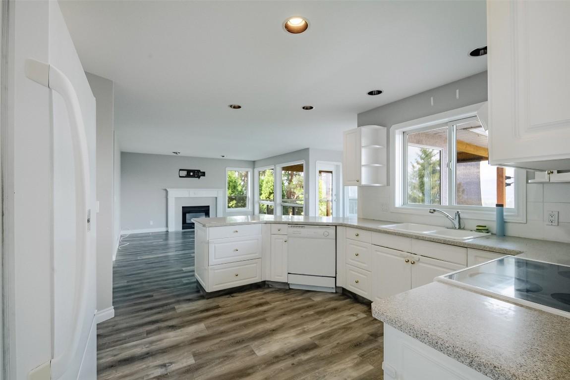 1180 Ray Road, Kelowna, BC - Indoor Photo Showing Kitchen