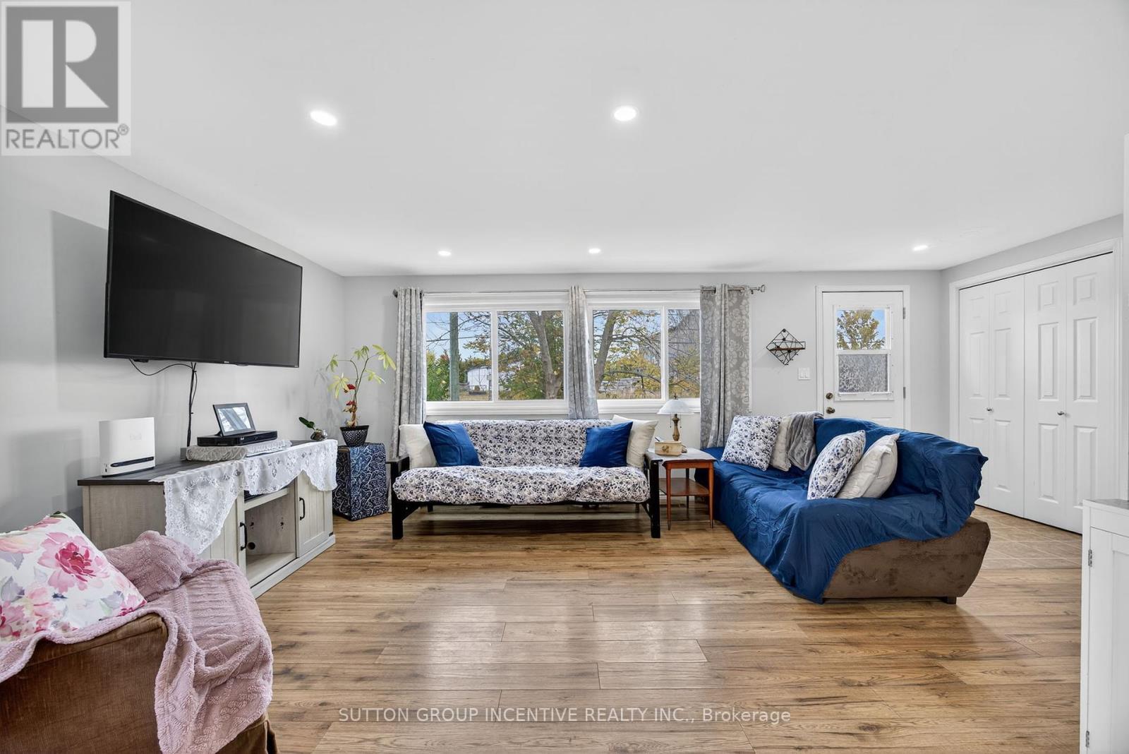 4652 Plum Point Road, Ramara, ON - Indoor Photo Showing Living Room