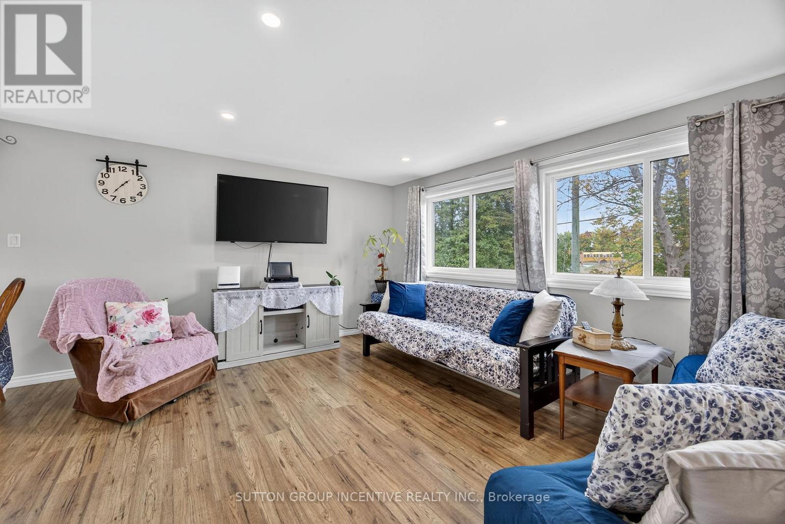 4652 Plum Point Road, Ramara, ON - Indoor Photo Showing Living Room