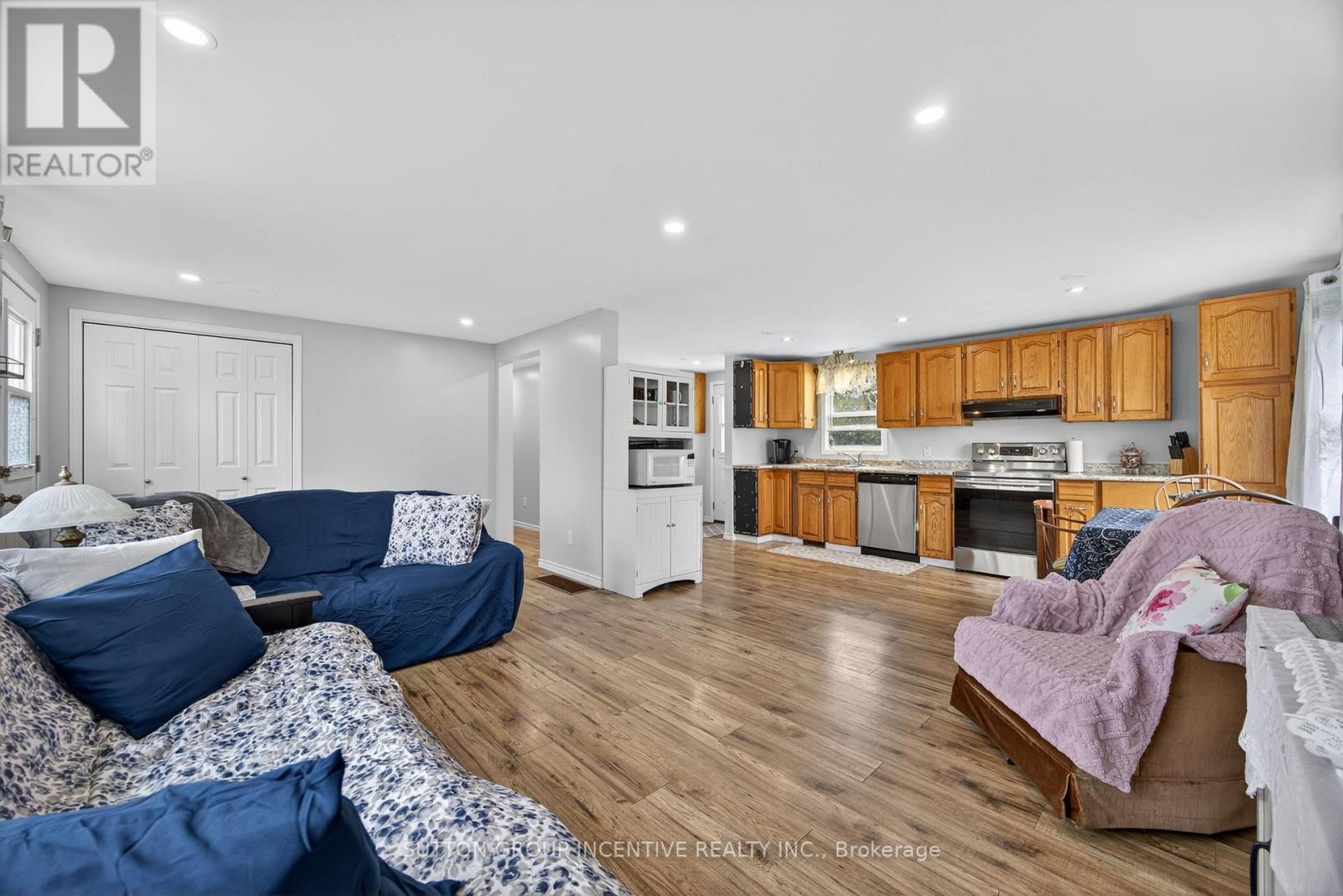 4652 Plum Point Road, Ramara, ON - Indoor Photo Showing Living Room