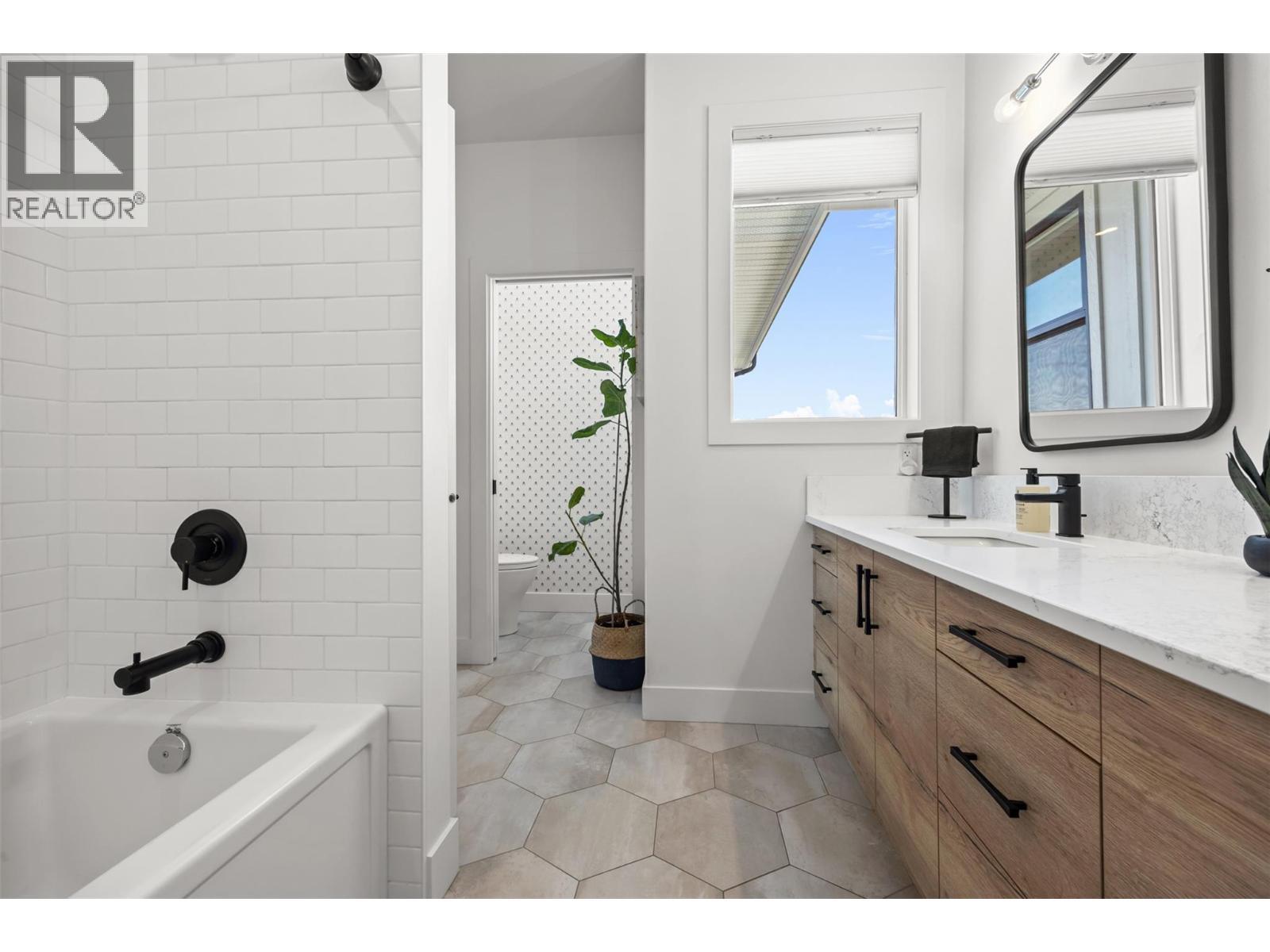 Upper Bathroom - 114 Red Sky Court, Kelowna, BC - Indoor Photo Showing Bathroom