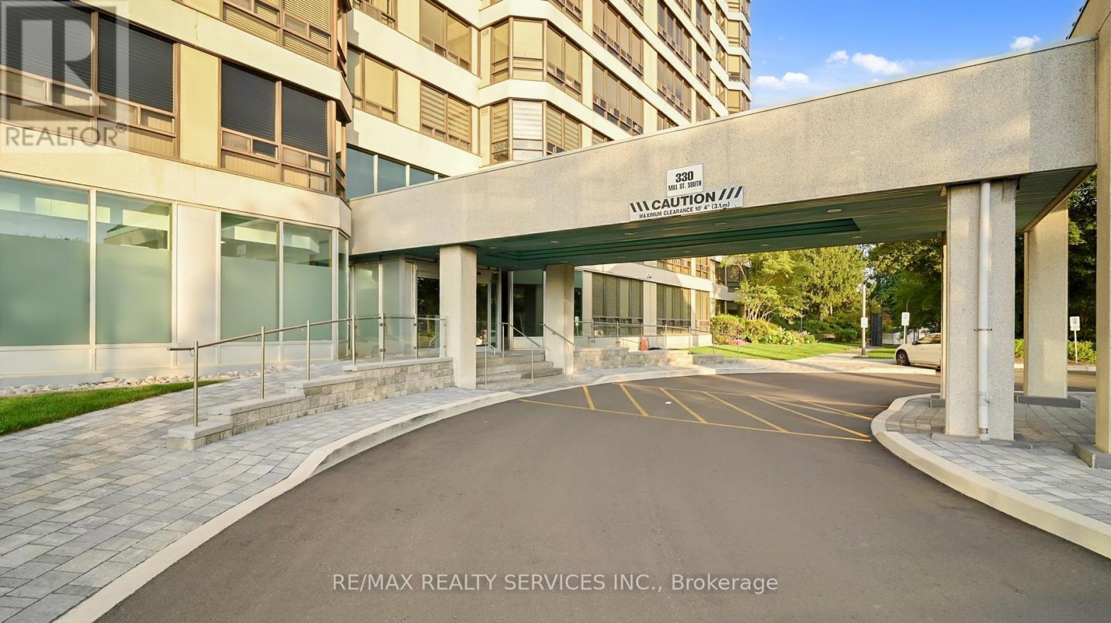 909 - 330 Mill Street S, Brampton, ON - Outdoor