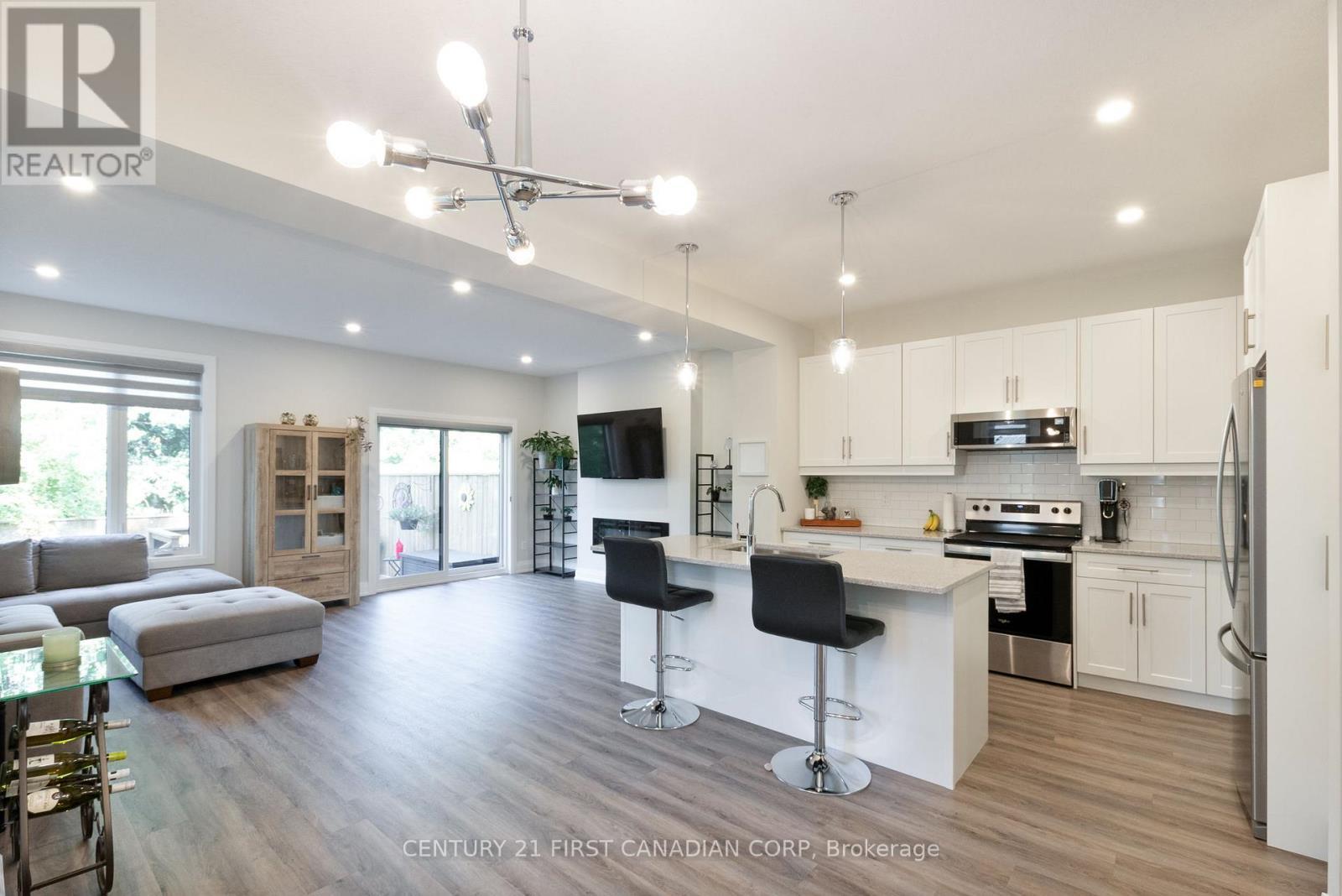 31 - 101 Swales Avenue, Strathroy-Caradoc (Sw), ON - Indoor Photo Showing Kitchen With Upgraded Kitchen