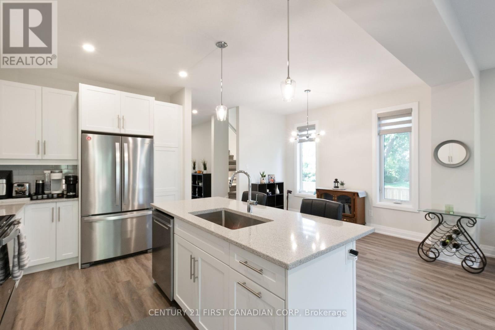 31 - 101 Swales Avenue, Strathroy-Caradoc (Sw), ON - Indoor Photo Showing Kitchen With Upgraded Kitchen