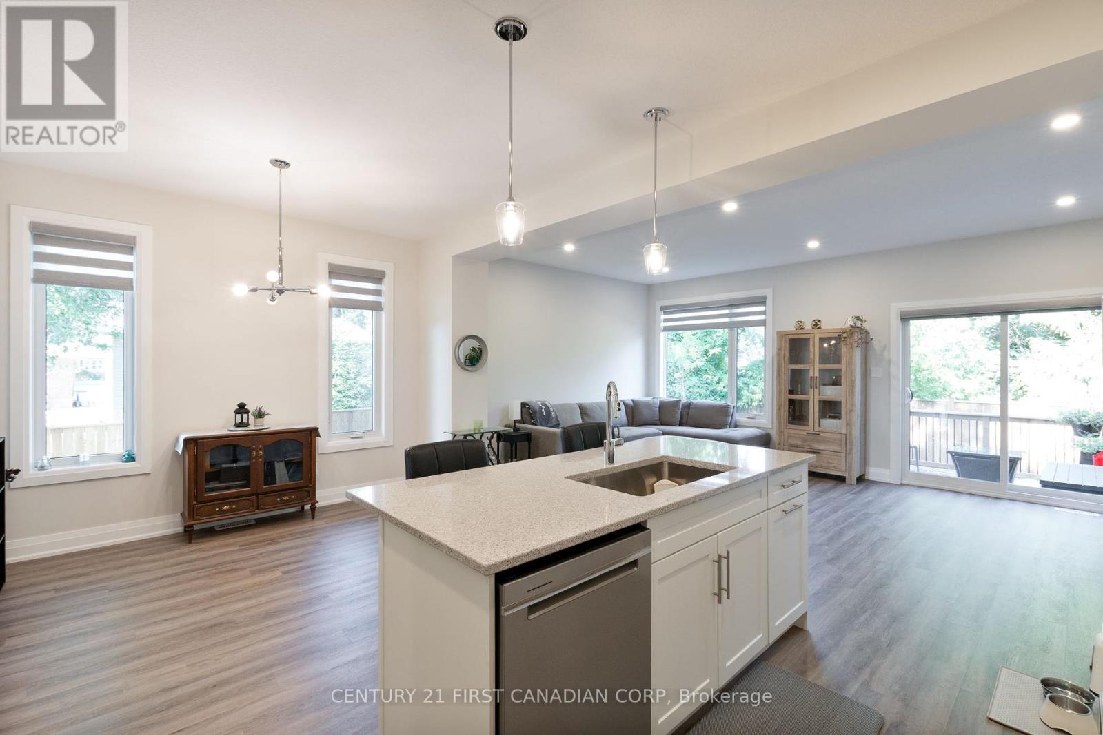 31 - 101 Swales Avenue, Strathroy-Caradoc (Sw), ON - Indoor Photo Showing Kitchen