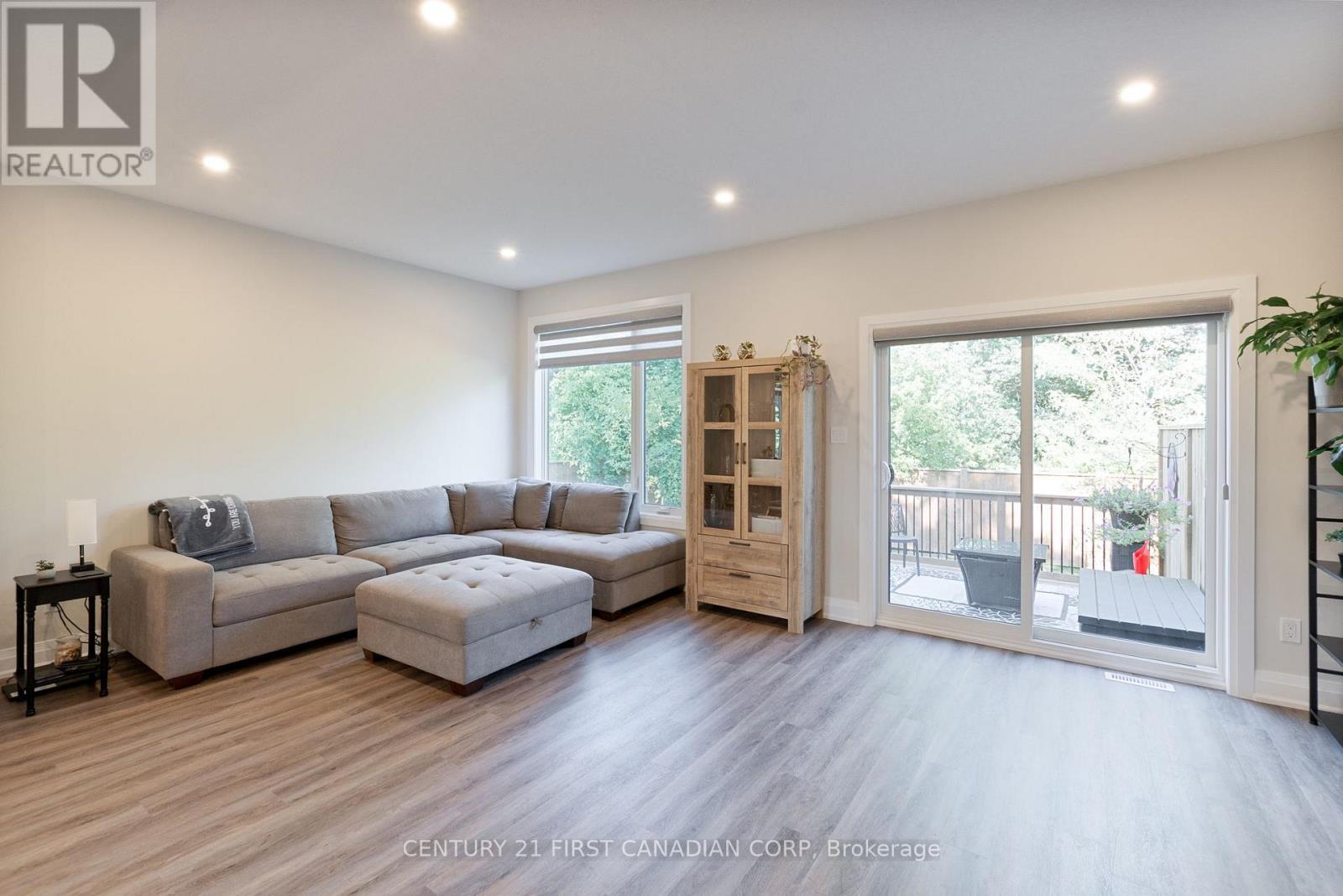 31 - 101 Swales Avenue, Strathroy-Caradoc (Sw), ON - Indoor Photo Showing Living Room