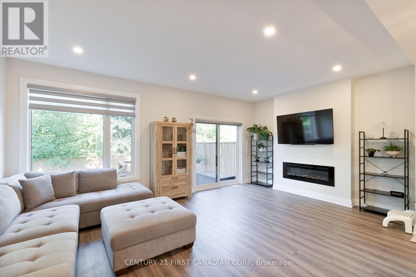 31 - 101 Swales Avenue, Strathroy-Caradoc (Sw), ON - Indoor Photo Showing Living Room With Fireplace