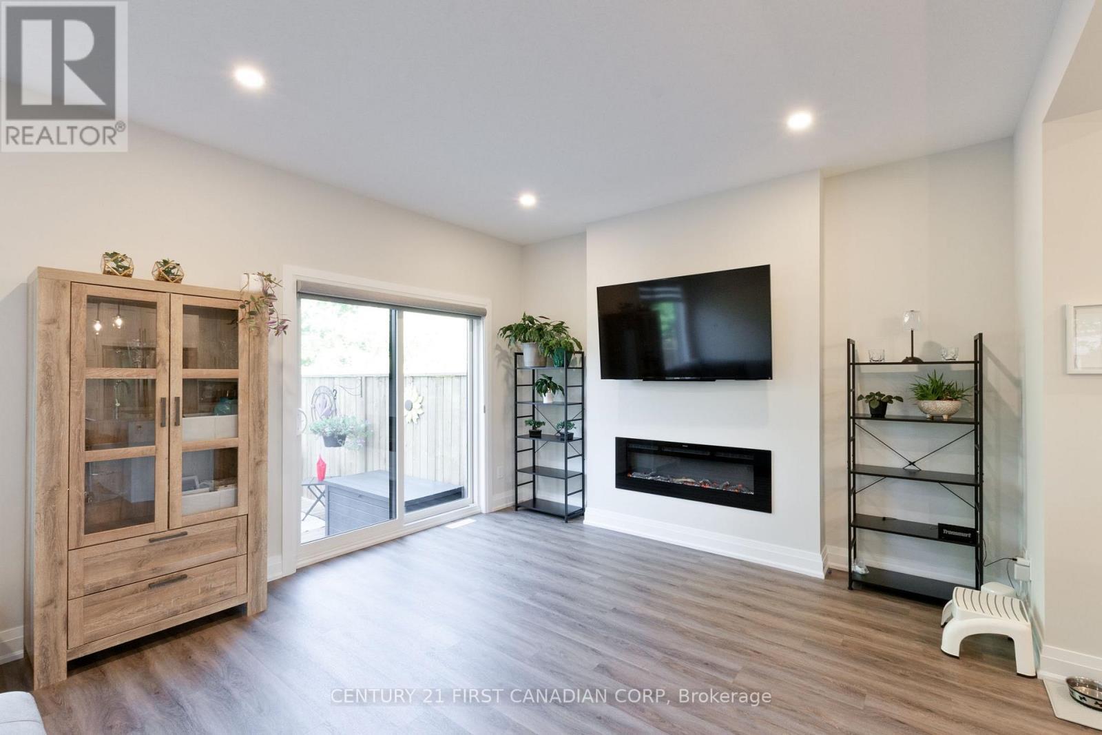 31 - 101 Swales Avenue, Strathroy-Caradoc (Sw), ON - Indoor Photo Showing Living Room With Fireplace