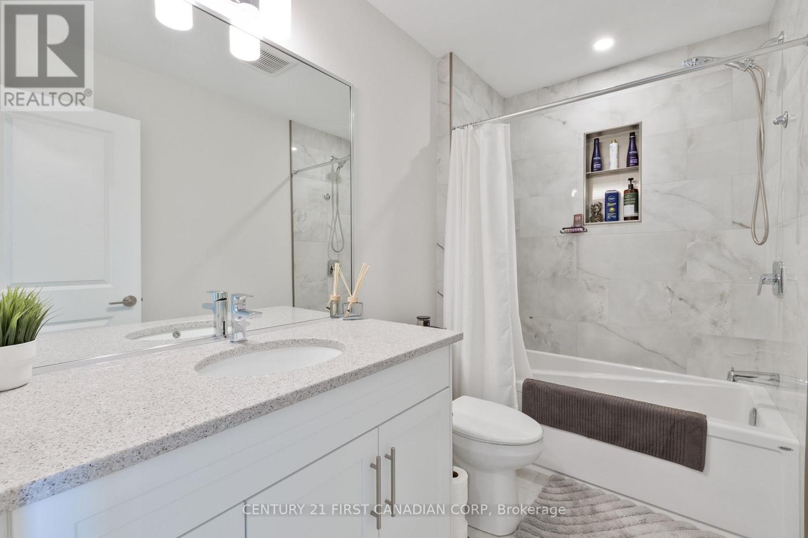 31 - 101 Swales Avenue, Strathroy-Caradoc (Sw), ON - Indoor Photo Showing Bathroom