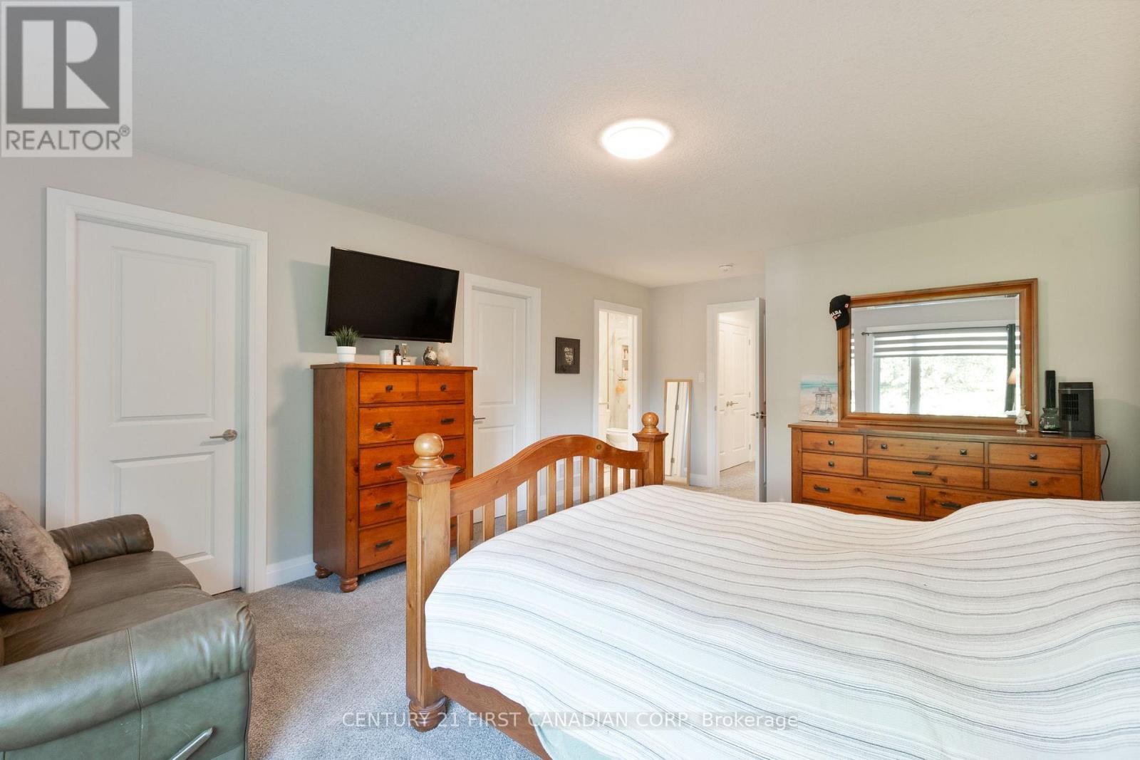 31 - 101 Swales Avenue, Strathroy-Caradoc (Sw), ON - Indoor Photo Showing Bedroom