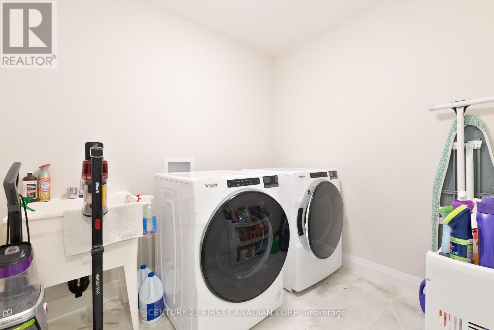 31 - 101 Swales Avenue, Strathroy-Caradoc (Sw), ON - Indoor Photo Showing Laundry Room