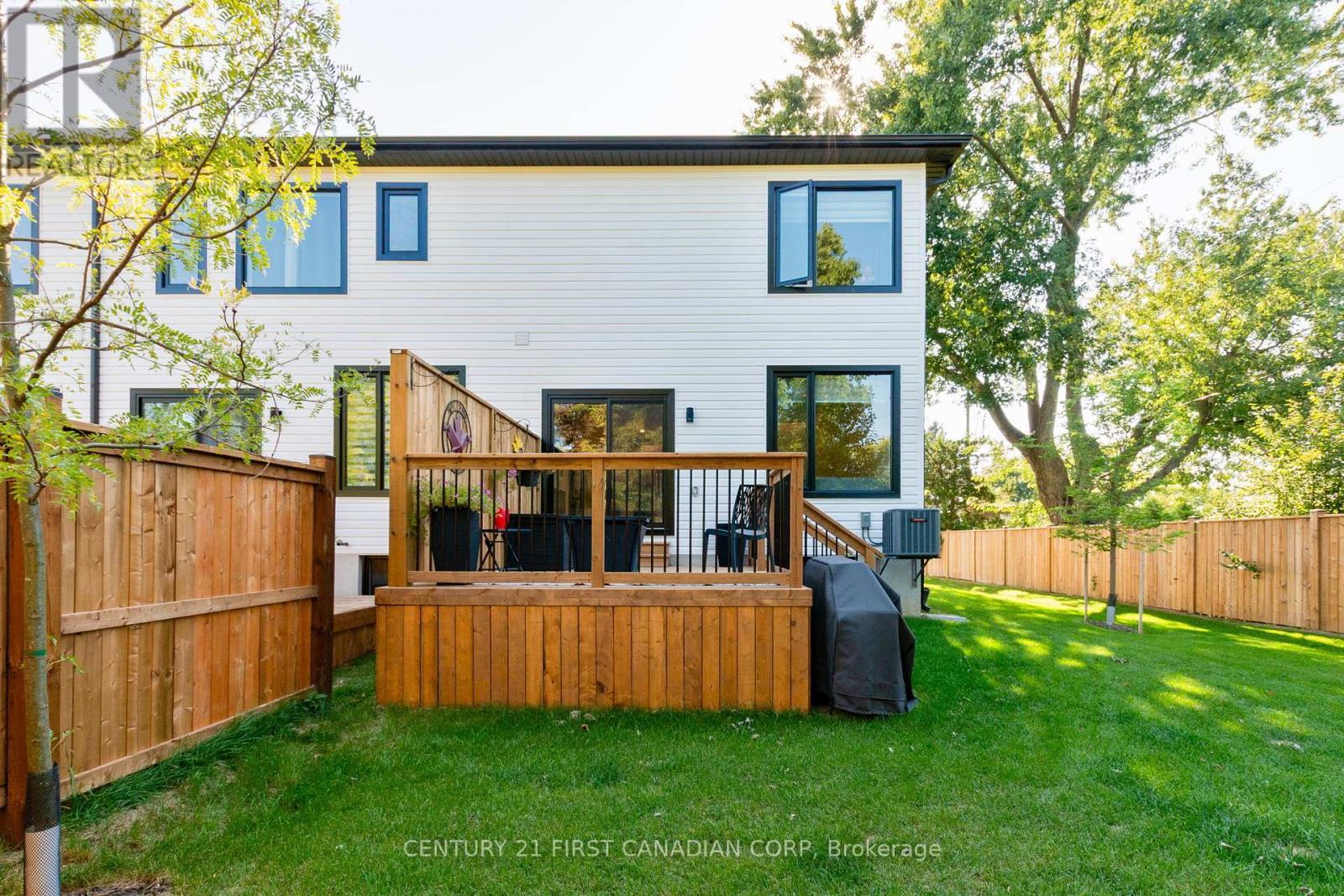 31 - 101 Swales Avenue, Strathroy-Caradoc (Sw), ON - Outdoor With Deck Patio Veranda