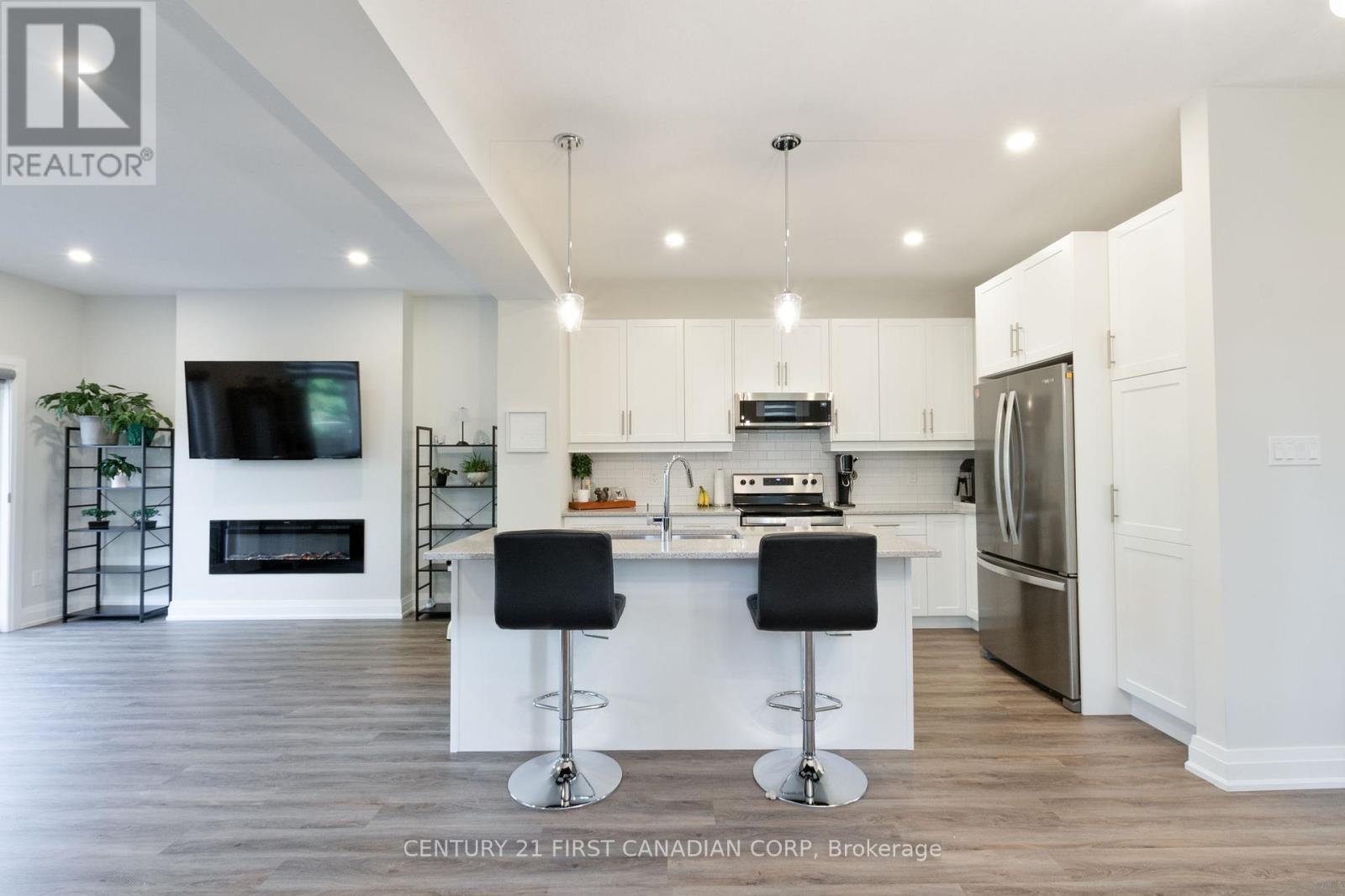 31 - 101 Swales Avenue, Strathroy-Caradoc (Sw), ON - Indoor Photo Showing Kitchen With Upgraded Kitchen