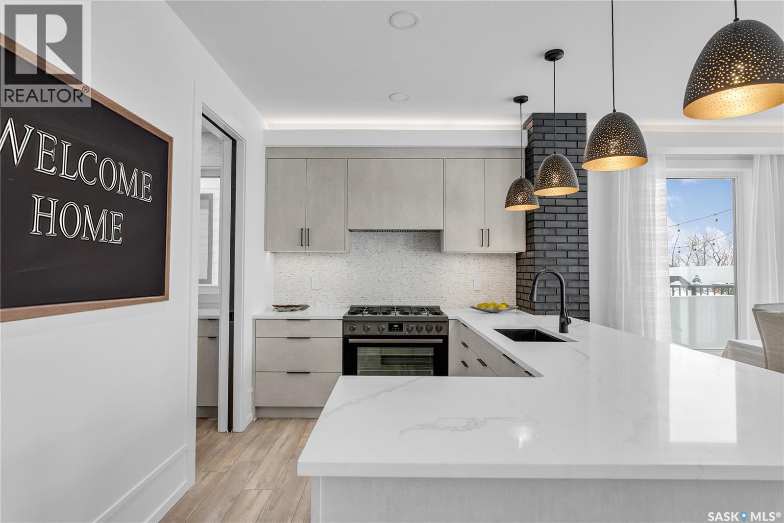 428 Woolf Bend, Saskatoon, SK - Indoor Photo Showing Kitchen With Upgraded Kitchen