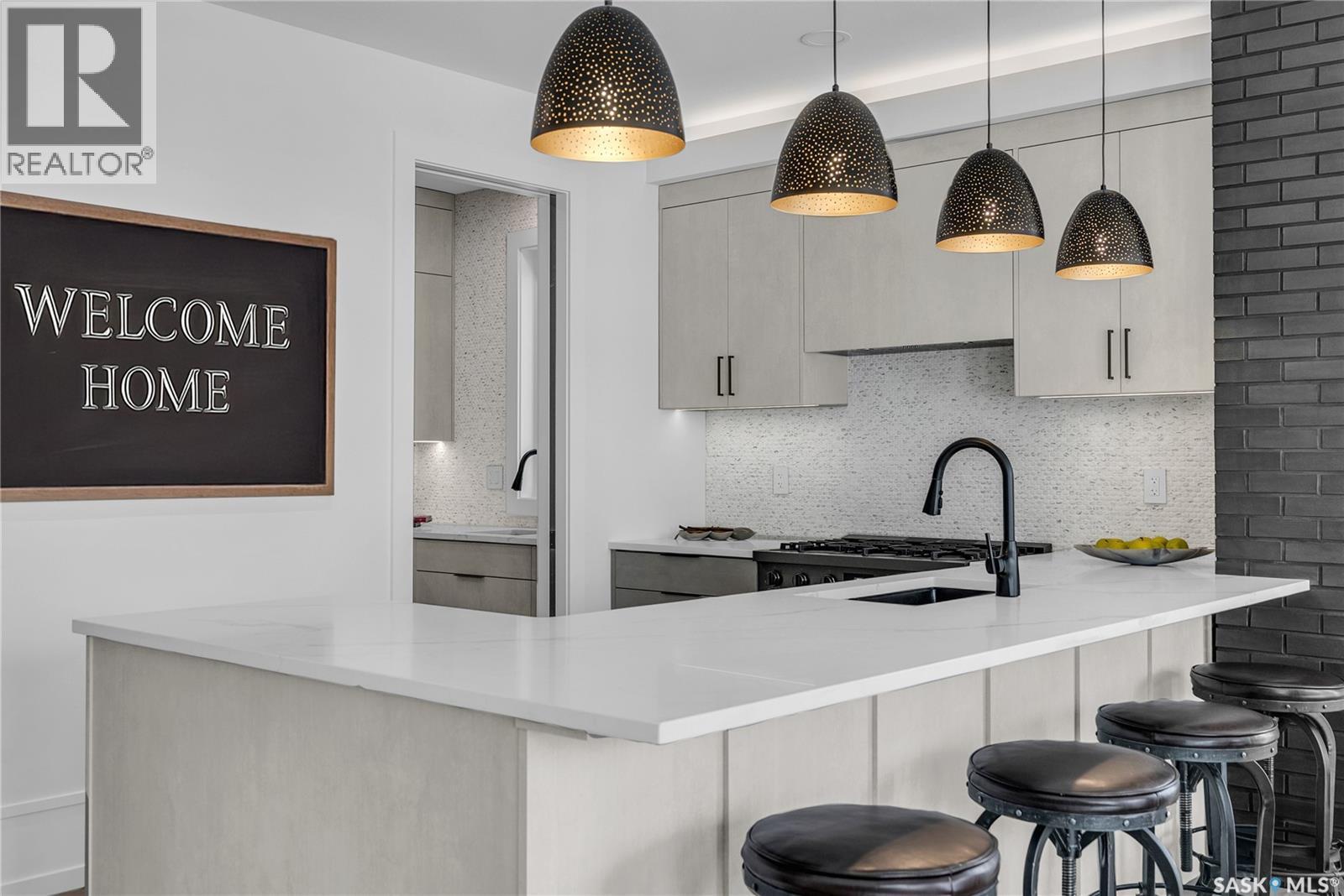 428 Woolf Bend, Saskatoon, SK - Indoor Photo Showing Kitchen With Upgraded Kitchen