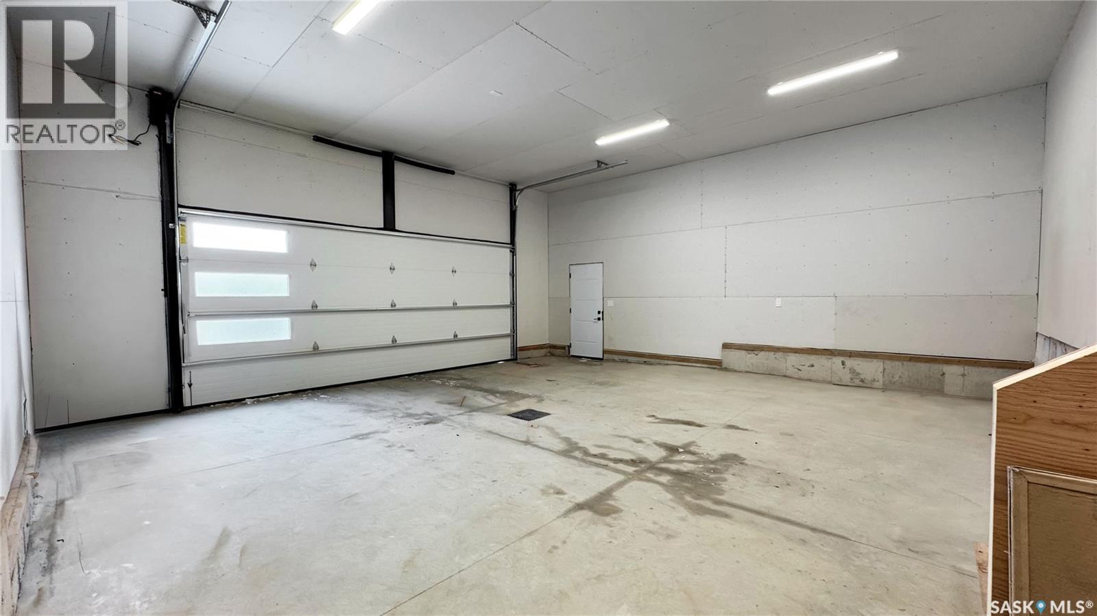 428 Woolf Bend, Saskatoon, SK - Indoor Photo Showing Garage