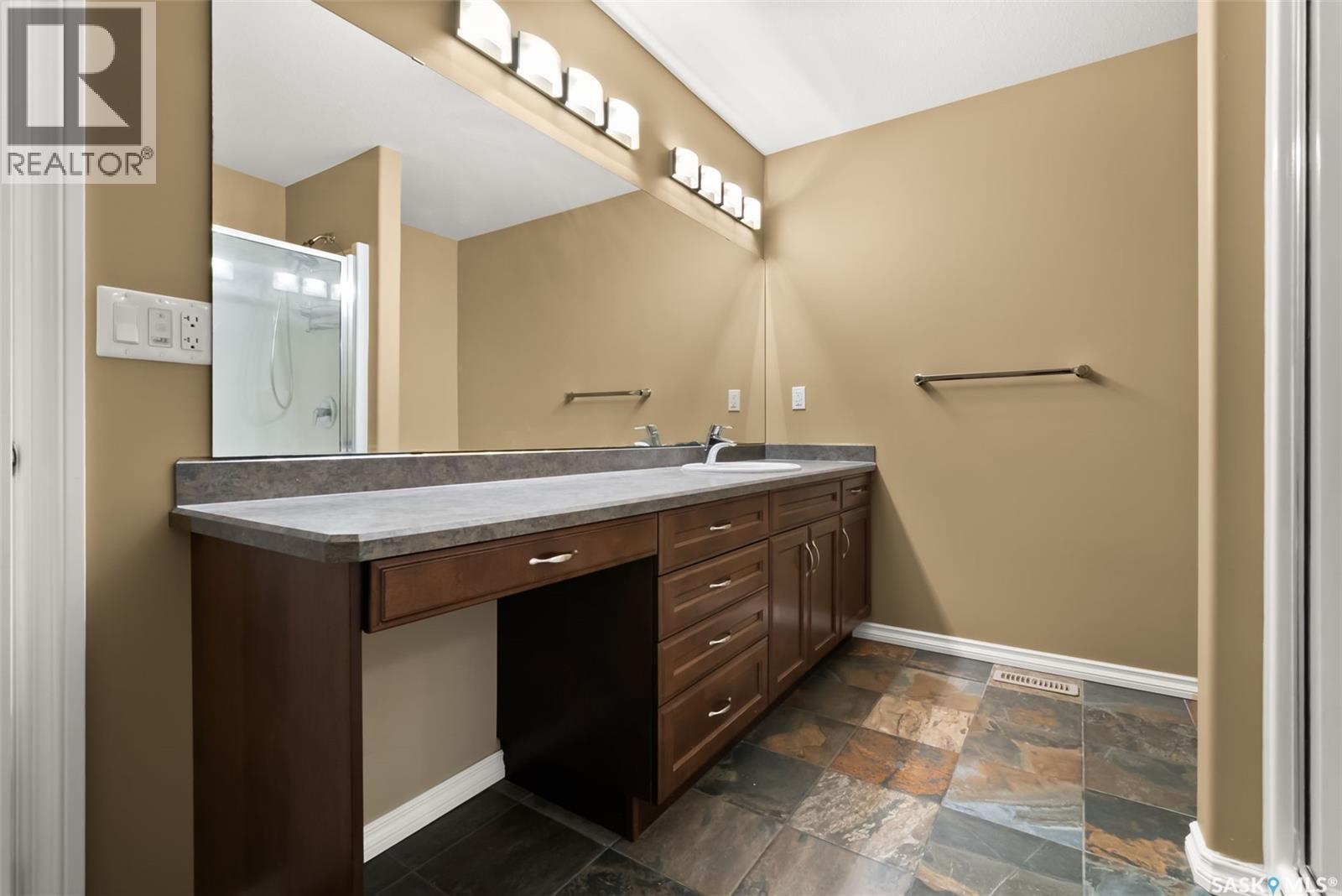 6925 Maple Ridge Drive, Regina, SK - Indoor Photo Showing Bathroom