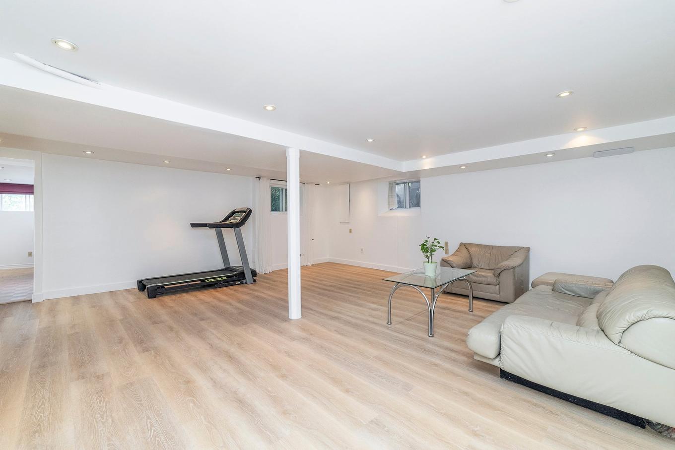 Salle familiale - 53 Rue Chartres, Dollard-Des-Ormeaux, QC - Indoor