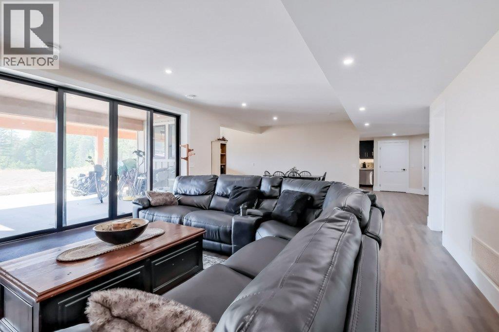 7839 Falcon Ridge Crescent, Kelowna, BC - Indoor Photo Showing Living Room
