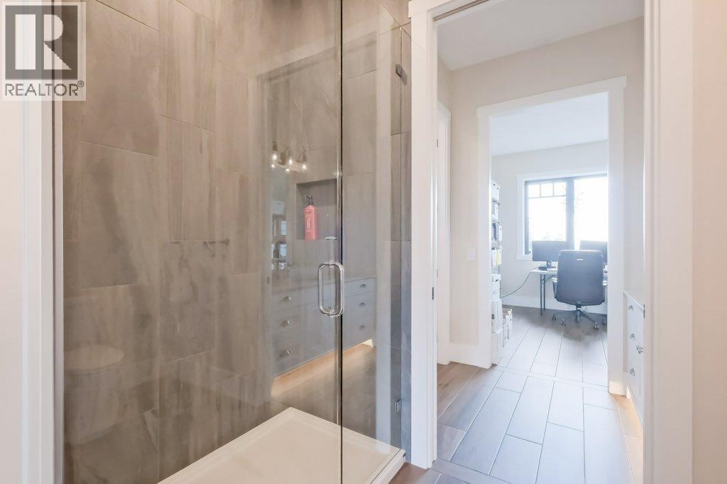 7839 Falcon Ridge Crescent, Kelowna, BC - Indoor Photo Showing Bathroom