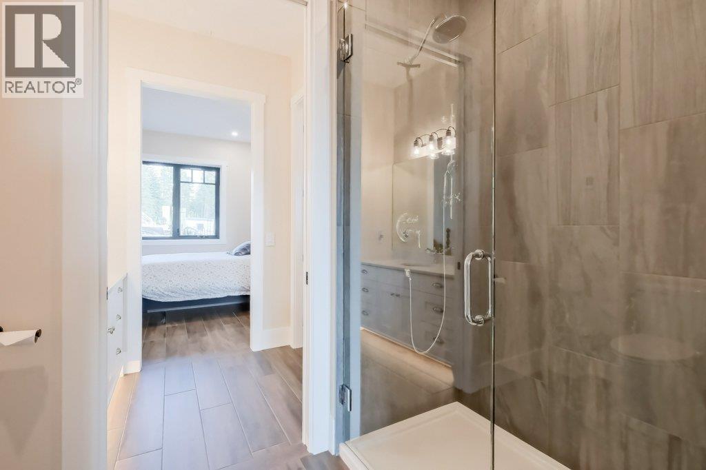 7839 Falcon Ridge Crescent, Kelowna, BC - Indoor Photo Showing Bathroom