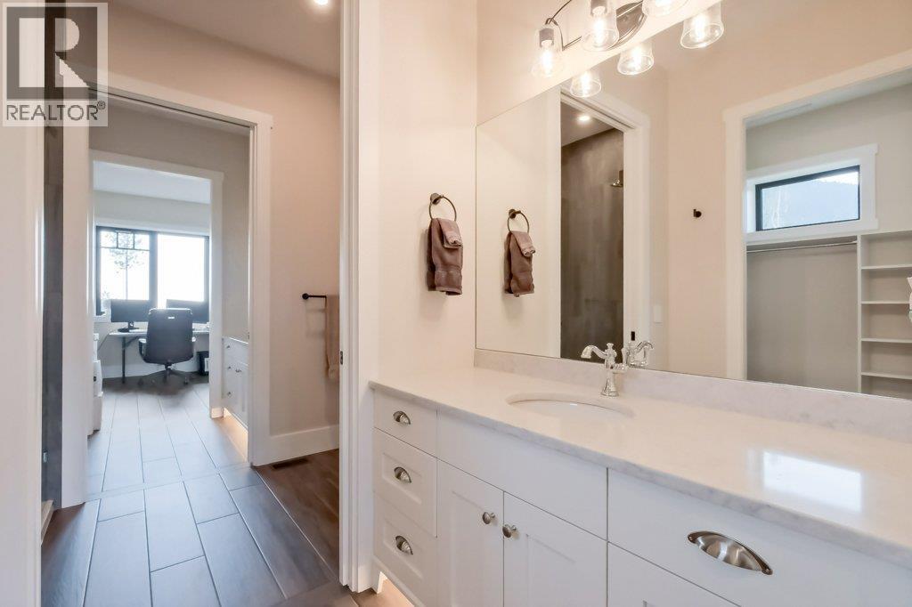 7839 Falcon Ridge Crescent, Kelowna, BC - Indoor Photo Showing Bathroom