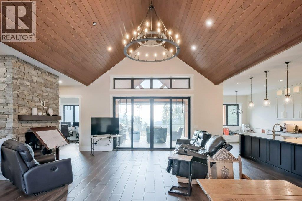 7839 Falcon Ridge Crescent, Kelowna, BC - Indoor Photo Showing Living Room