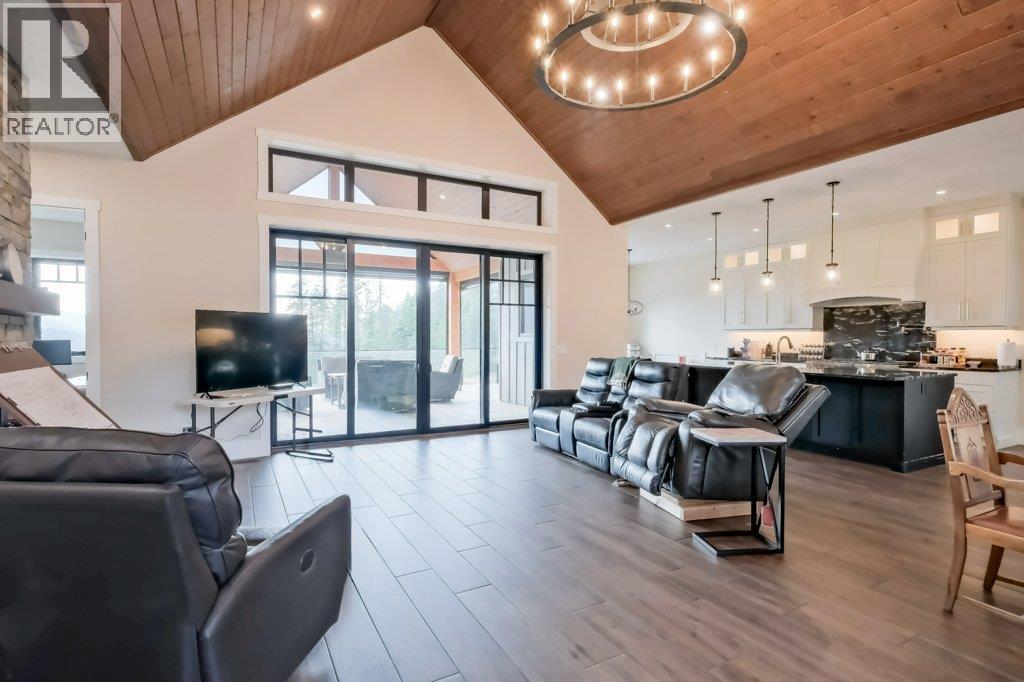 7839 Falcon Ridge Crescent, Kelowna, BC - Indoor Photo Showing Living Room
