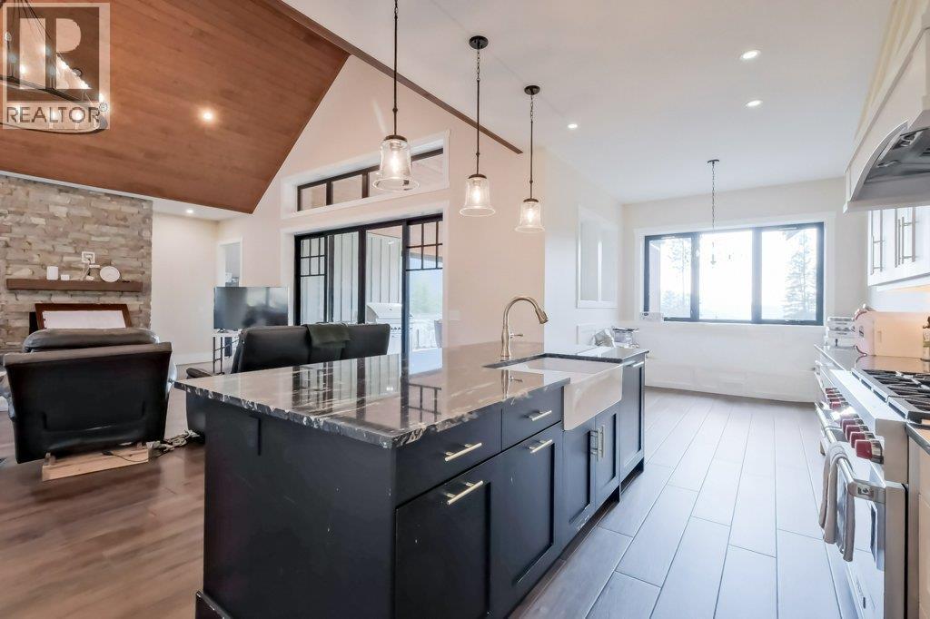 7839 Falcon Ridge Crescent, Kelowna, BC - Indoor Photo Showing Kitchen With Upgraded Kitchen