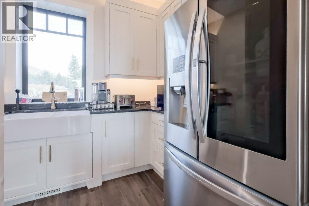 7839 Falcon Ridge Crescent, Kelowna, BC - Indoor Photo Showing Kitchen