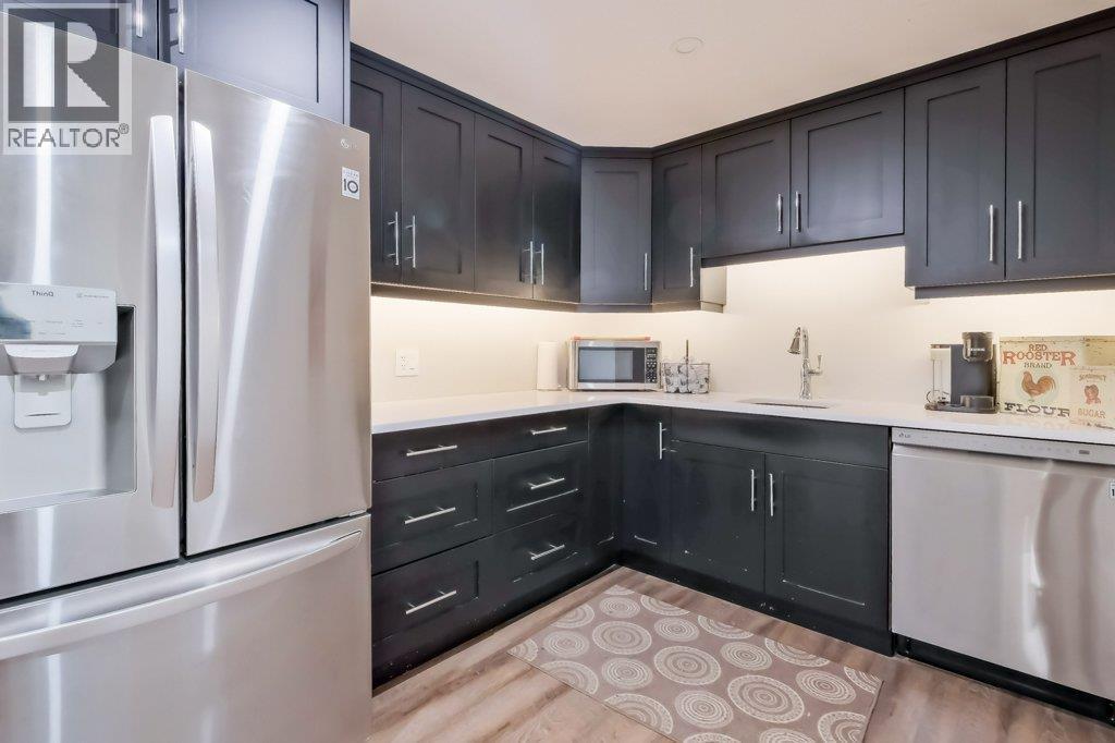 7839 Falcon Ridge Crescent, Kelowna, BC - Indoor Photo Showing Kitchen