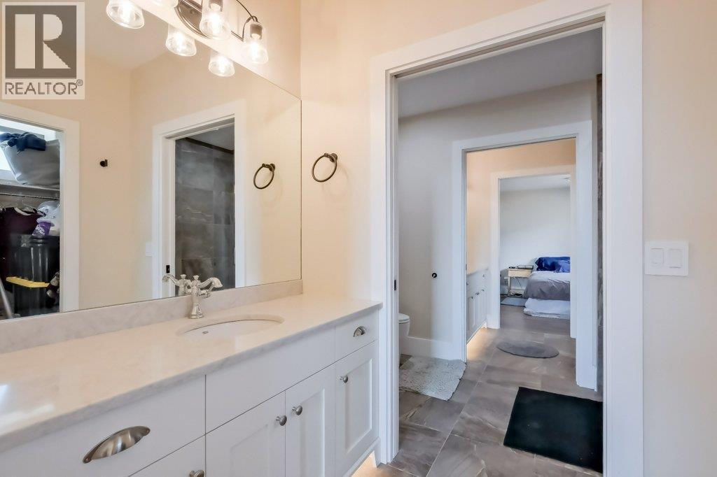 7839 Falcon Ridge Crescent, Kelowna, BC - Indoor Photo Showing Bathroom