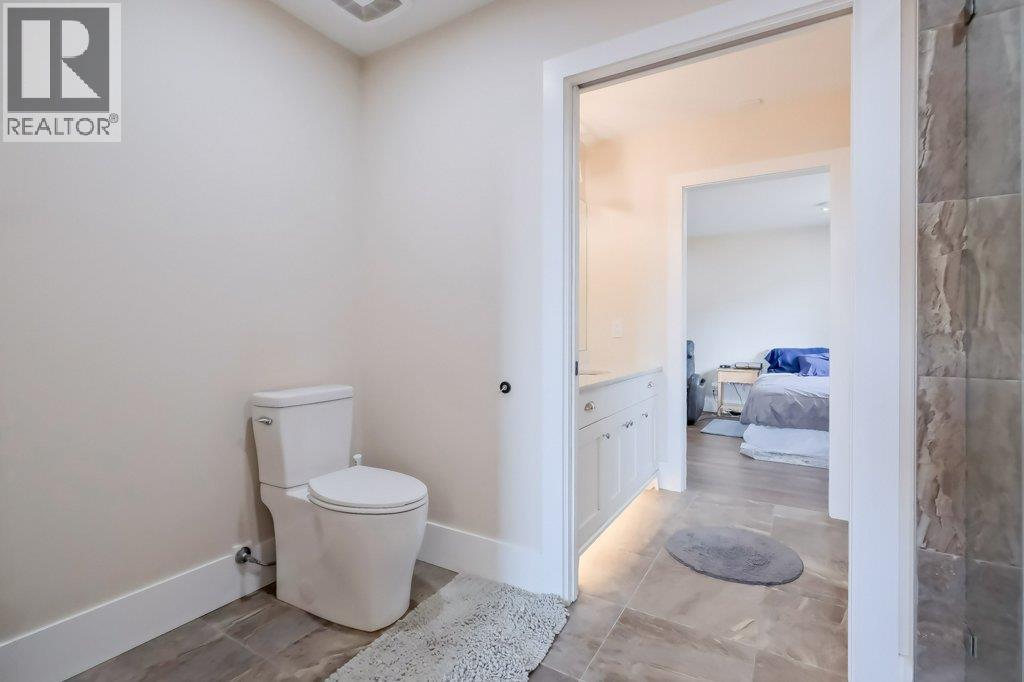 7839 Falcon Ridge Crescent, Kelowna, BC - Indoor Photo Showing Bathroom