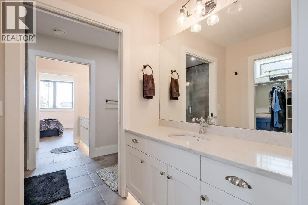 7839 Falcon Ridge Crescent, Kelowna, BC - Indoor Photo Showing Bathroom