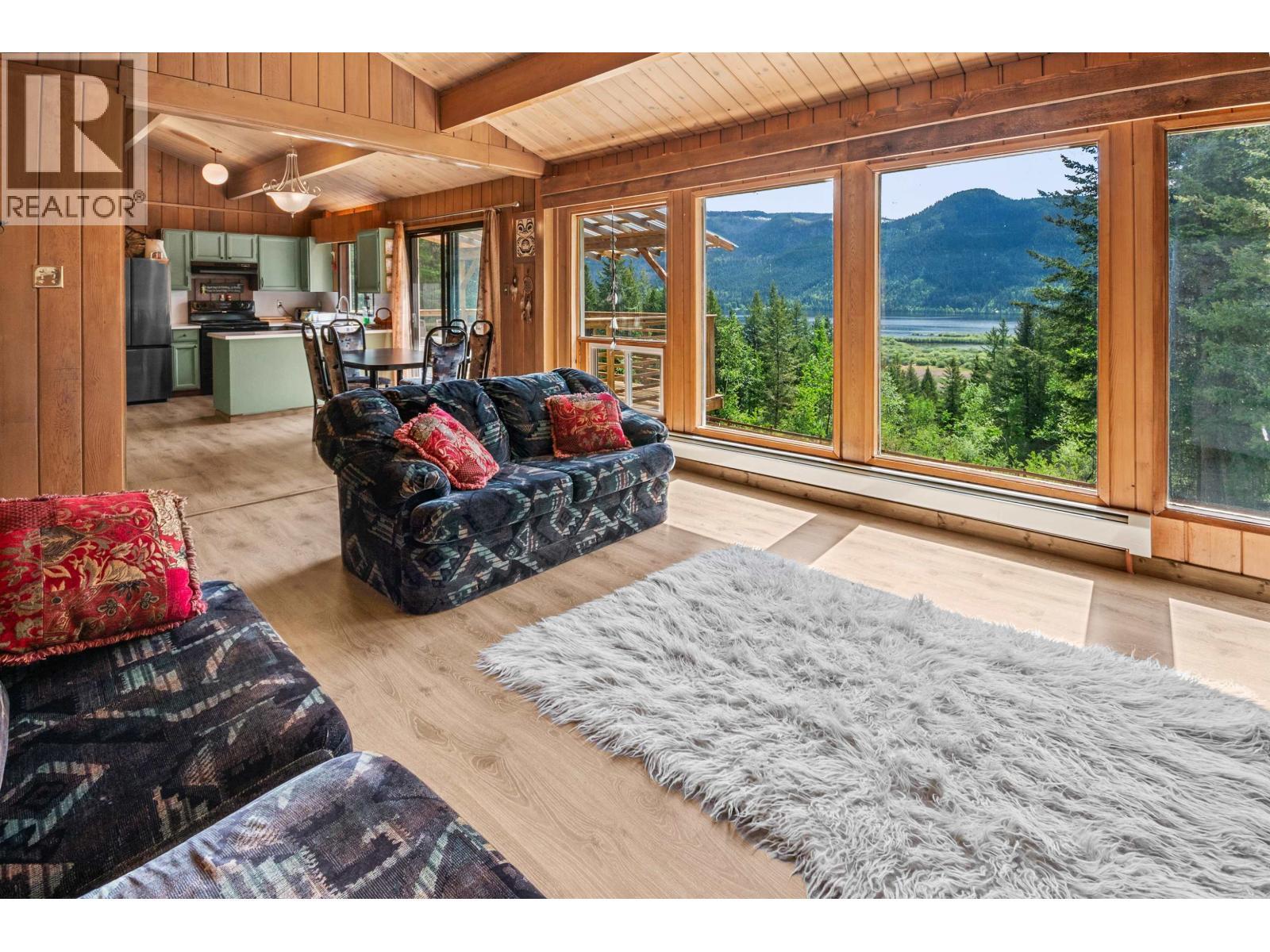 7267 Summit Road, Canim Lake, BC - Indoor Photo Showing Living Room