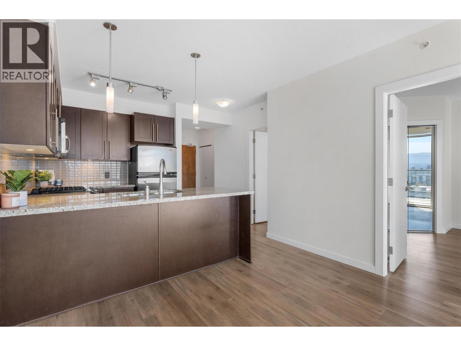 1075 Sunset Drive Unit# 1404, Kelowna, BC - Indoor Photo Showing Kitchen