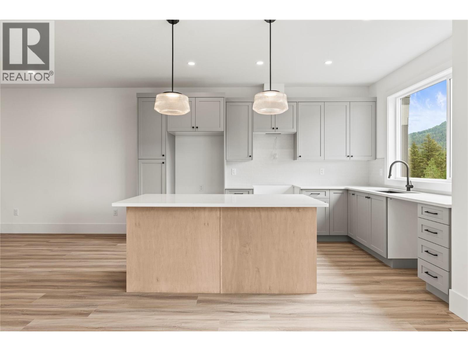 6997 Manning Place, Vernon, BC - Indoor Photo Showing Kitchen