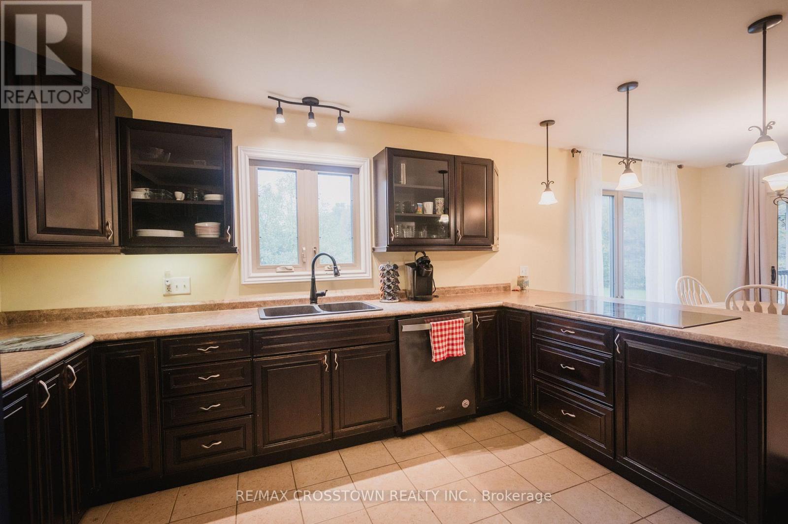 15 Machar/Strong Boundary Road, Strong, ON - Indoor Photo Showing Kitchen With Double Sink
