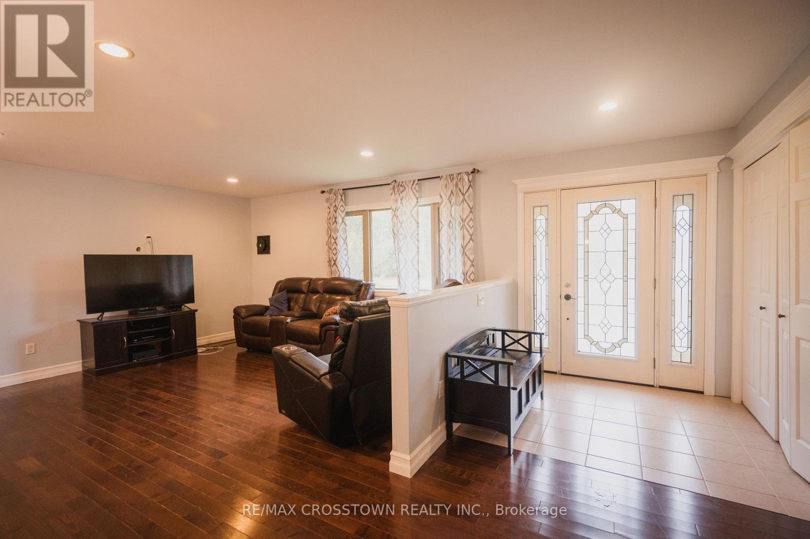 15 Machar/Strong Boundary Road, Strong, ON - Indoor Photo Showing Living Room